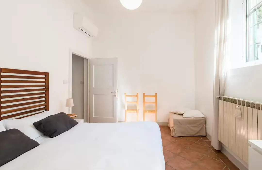 2 Apartments Next To A Market And Piazza Santa Croce - Homeunity-1