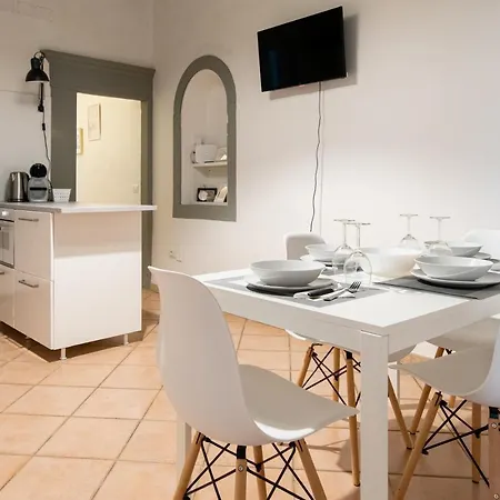 2 Apartments Next To A Market And Piazza Santa Croce - Homeunity-3