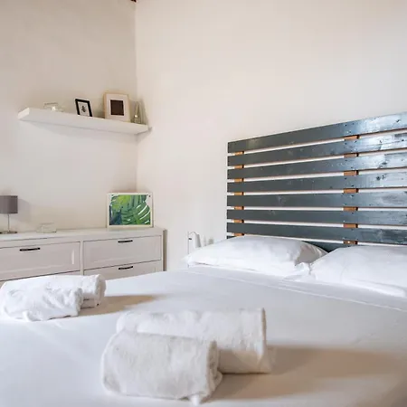2 Apartments Next To A Market And Piazza Santa Croce - Homeunity-3