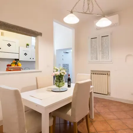 2 Apartments Next To A Market And Piazza Santa Croce - Homeunity-2